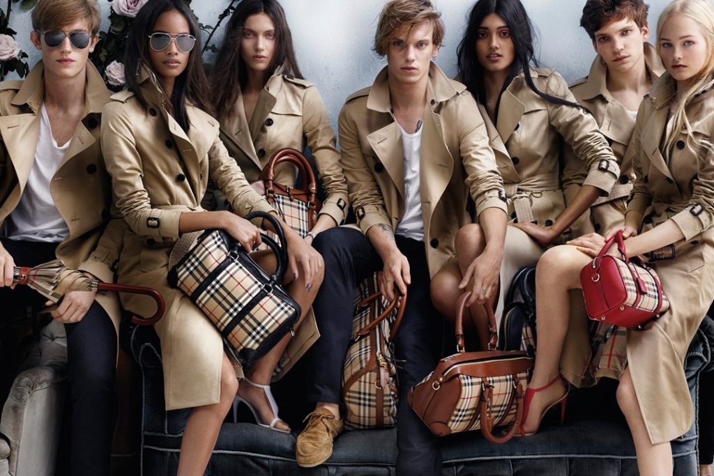 Il mercato pensa che Burberry abbia bisogno di un compratore: da Moncler a Tapestry